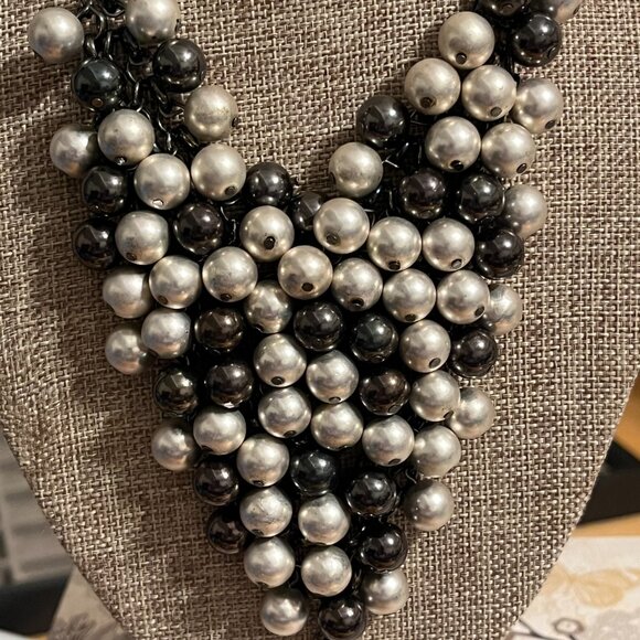 Gray Faux Pearl Bib Necklace set on Silvertone Chain, Gorgeous! - Picture 3 of 9